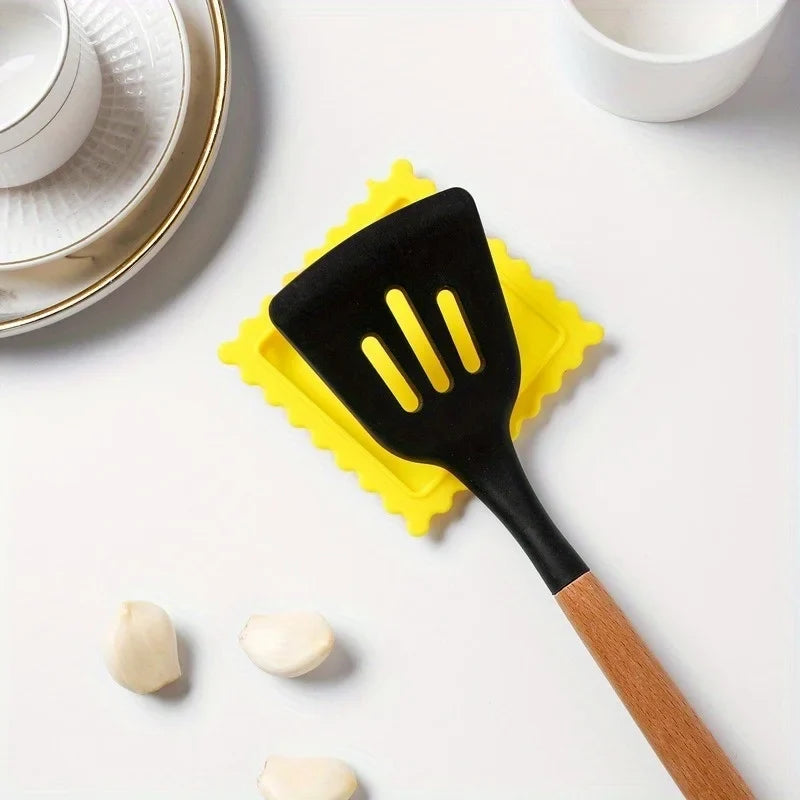Cartoon Biscuit-Shaped Silicone Spoon Rest – Heat-Insulating & Anti-Scalding Kitchen Mat